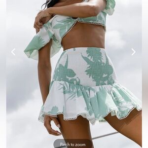 Selfie Leslie ESCAPE WITH ME SHIRRED MINI SKIRT PRINTED SAGE